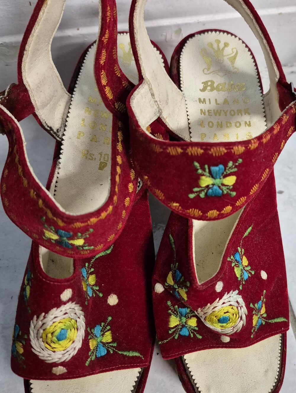 RARE VINTAGE 1970s BATA EMBROIDERED VELVET PLATFORM SANDALS